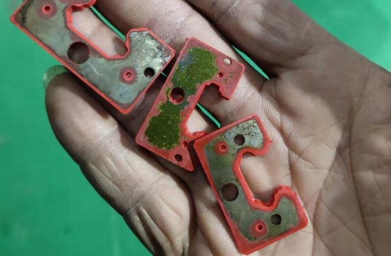 硅膠包金屬總是不良？瑕疵辦法